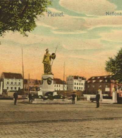 Old postcard. A view of the market square in Memel. In the center stands a monument.