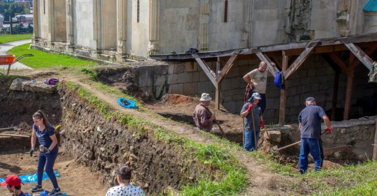 Fotografia współczesna. Archeologowie podczas pracy przy wykopaliskach.