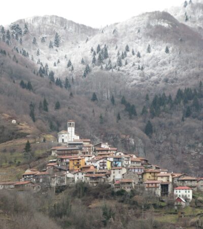 Widok na wieś Topolovec. W tle góry. Na pierwszym planie domy na wzgórzu.