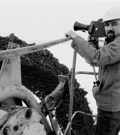 Aleksander Dyl za kamerą. Fotografia czarno-biała.