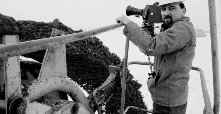 Aleksander Dyl za kamerą. Fotografia czarno-biała.