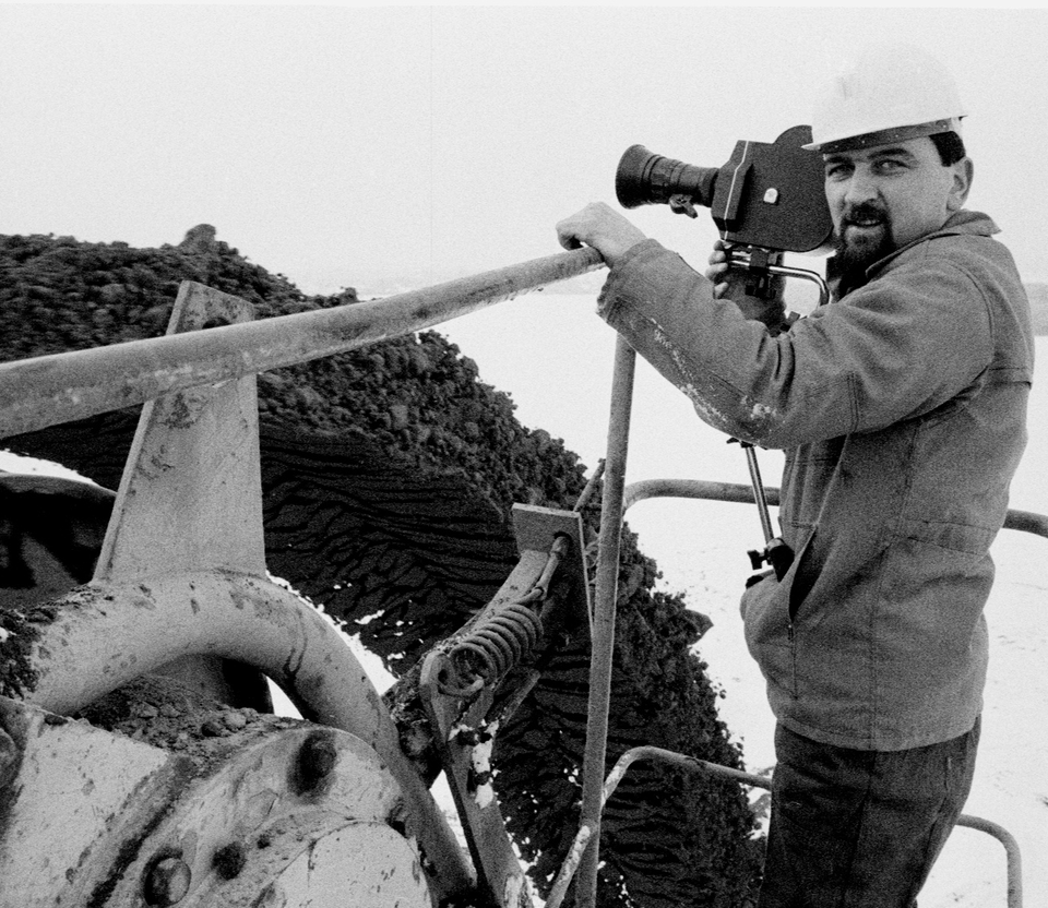 Aleksander Dyl za kamerą. Fotografia czarno-biała.