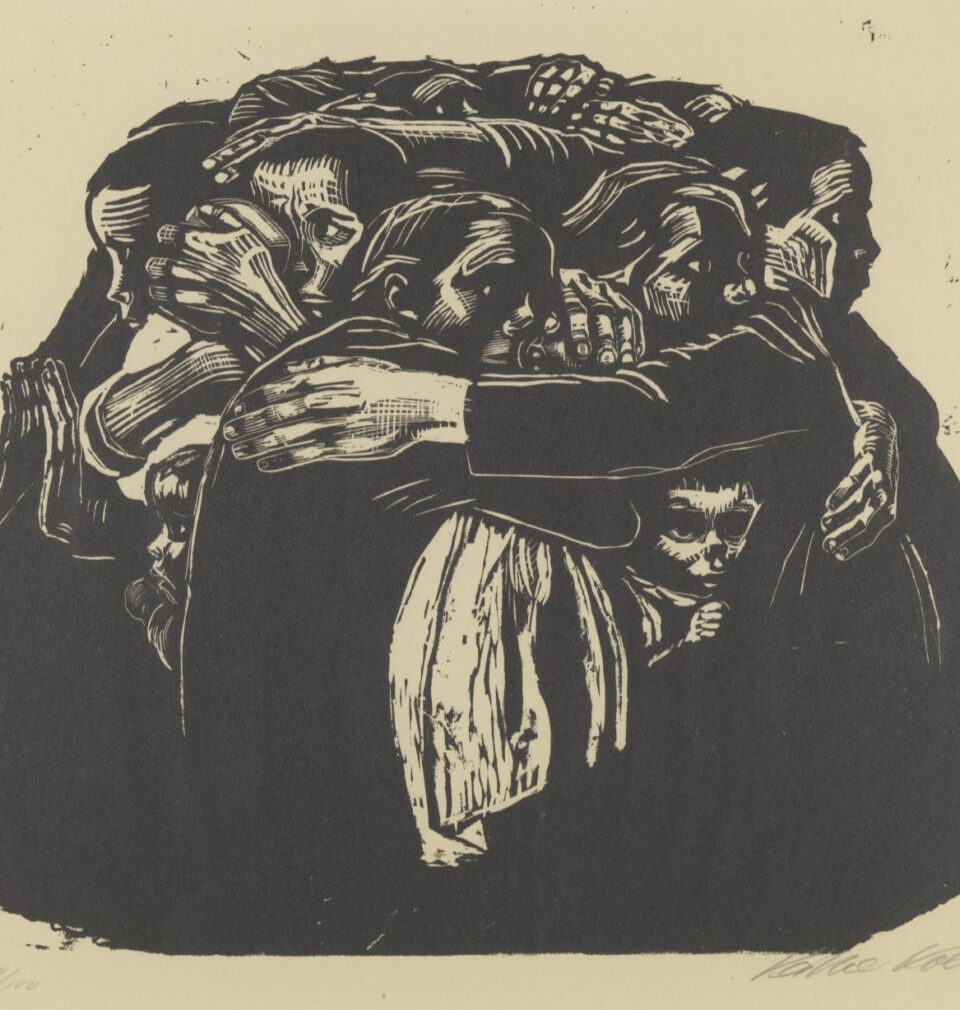 Grafika Die Mütter przedstawiająca zwartą grupę kobiet i dzieci przytulonych do siebie w geście ochrony i bliskości. Ciemne, mocno kontrastowe sylwetki tworzą niemal zwartą bryłę, z której wyłaniają się twarze, dłonie i skulone postacie dzieci.